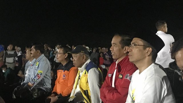 Jokowi dan TGB menonton upacara penutupan Asian Games di Lombok. (Foto: Dok. Istimewa)