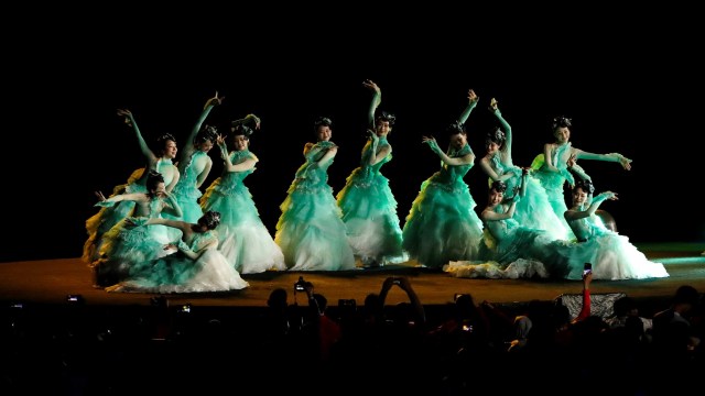 Penampilan saat penutupan Asian Games di GBK, Jakarta (2/9). (Foto: Reuters/Issei Kato)