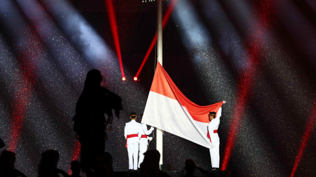 Pengibaran bendera Indonesia saat [penutupan Asian Games di GBK, Jakarta, Minggu (2/9). (Foto: Reuters/Athit Perawongmetha)