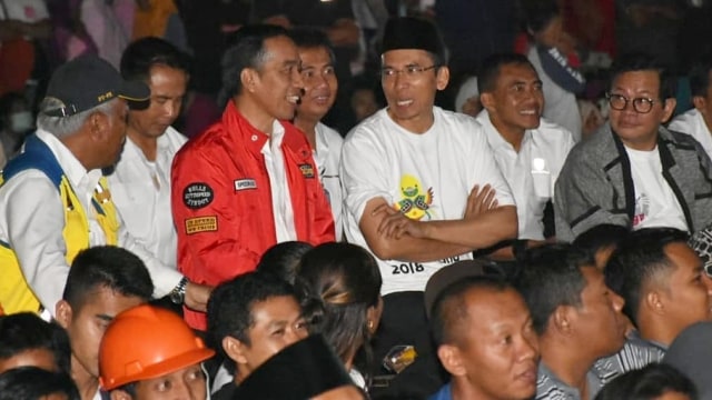 Jokowi (kiri) dan TGB (kanan) Nobar Closing Ceremony Asian Games 2018 di Lombok, Minggu (2/9/18). (Foto: Instagram @humasntb)