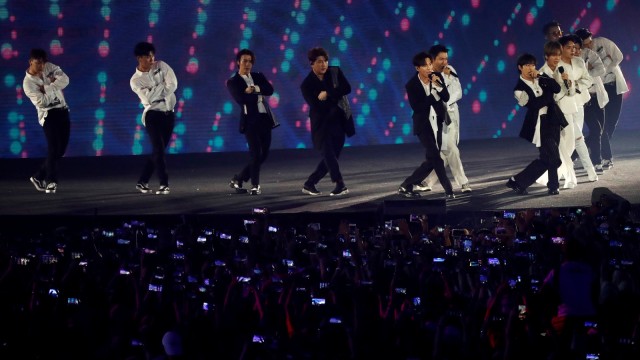 Penampilan dari grup band Korea Super Junior pada Upacara Penutupan Asian Games ke-18 Tahun 2018 di Stadion Utama GBK, Senayan, Jakarta, Minggu (2/9). (Foto: REUTERS/Issei Kato)