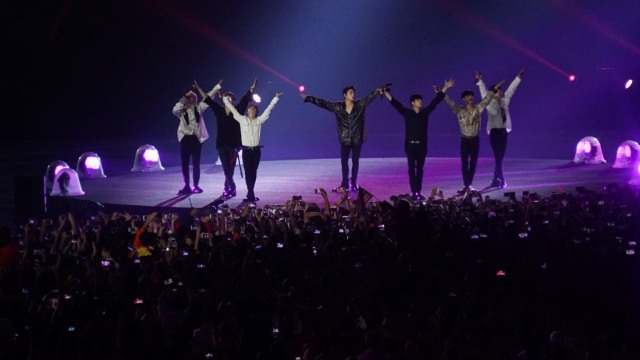 Penampilan dari grup band Korea iKON pada Upacara Penutupan Asian Games ke-18 Tahun 2018 di Stadion Utama GBK, Senayan, Jakarta, Minggu (2/9). (Foto: Fanny Kusumawardhani/kumparan)