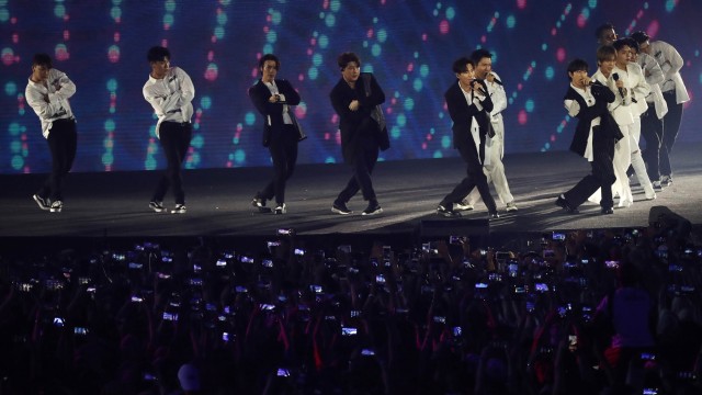 Penampilan Super Junior di upacara penutupan Asian Games 2018. (Foto: REUTERS/Issei Kato)
