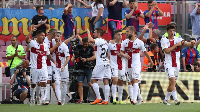 Cucho Hernandez rayakan gol ke gawang Barcelona bersama rekan-rekannya. (Foto: REUTERS/Albert Gea)