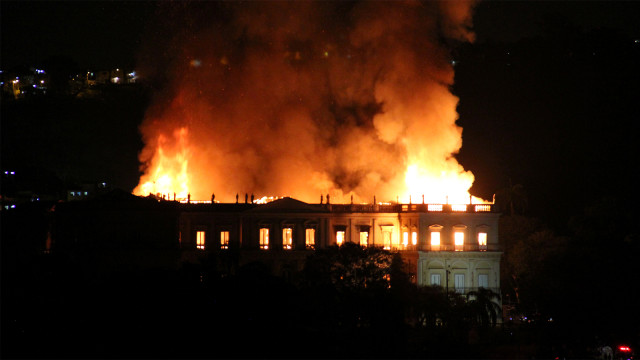 Api membakar Museum Nasional Brasil di Rio de Janeiro, Brasil 2 September 2018 (Foto: Tania Dominici / via REUTERS)