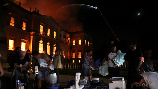 Sejumlah petugas menyelamatkan barang-barang saat kebakaran di Museum Nasional Brasil di Rio de Janeiro, Brasil 2 September 2018. (Foto: REUTERS / Ricardo Moraes)