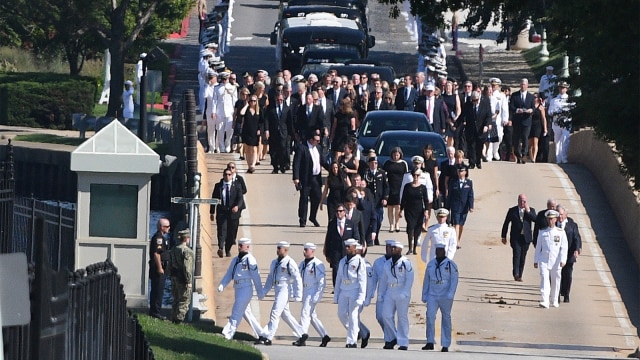 Suasana proses pemakaman Senator John McCain, R-Ariz., di Annapolis, Md. (Foto: REUTERS / Mary F. Calvert)