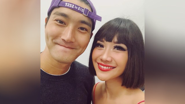 Bunga Citra Lestari (kanan) foto bareng Siwon 'Super Junior' di penutupan Asian Games 2018. (Foto: instagram @bclsinclair)