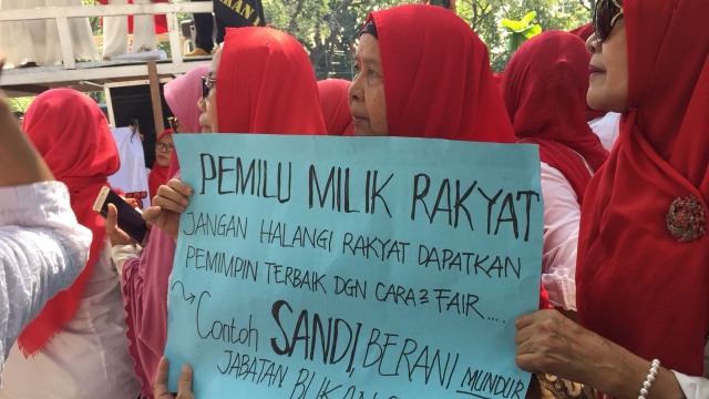 Massa Emak-Emak pendukung Prabowo-Sandi Demo di KPU, Senin (3/9/2018). (Foto: Yuana/kumparan)