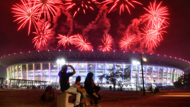 Kembang api pada upacara penutupan Asian Games 2018 di Jakarta, Minggu (2/9). Foto: ANTARA FOTO/INASGOC/Sigid Kurniawan