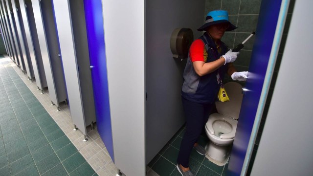 Pemeriksaan kamera tersembunyi di toilet Seoul. (Foto: AFP/JUNG YEON-JE)