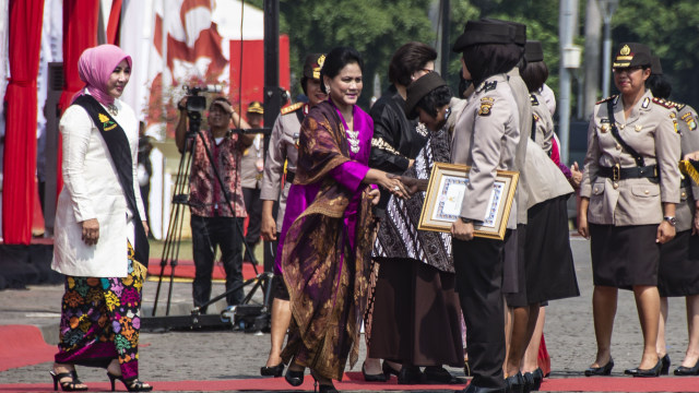 Ibu Negara Iriana Joko Widodo (tengah) disaksikan Ibu Asuh Polwan Tri Tito Karnavian (kiri) berjabat tangan dengan Polwan berprestasi pada peringatan HUT Ke-70 Polwan di Monas, Jakarta, Senin (3/9/2018).  (Foto: ANTARA FOTO/Aprillio Akbar)