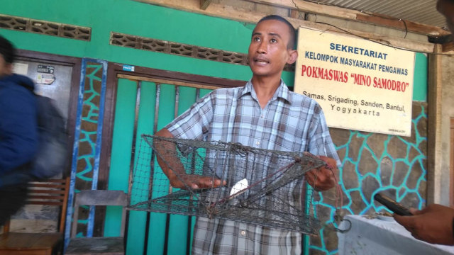 Tri Mulyadi (32) menunjukkan bintur atau alat kepiting. Nelayan tersebut ditetapkan sebagai tersangka karena diduga menangkap kepiting dengan berat di bawah 200 gram. (Foto: Arfiansyah Panji P/kumparan)