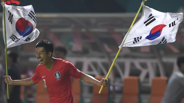 Son Heung-min berselebrasi usai meraih emas cabor sepak bola putra Asian Games 2018. (Foto: Chaideer MAHYUDDIN/AFP)