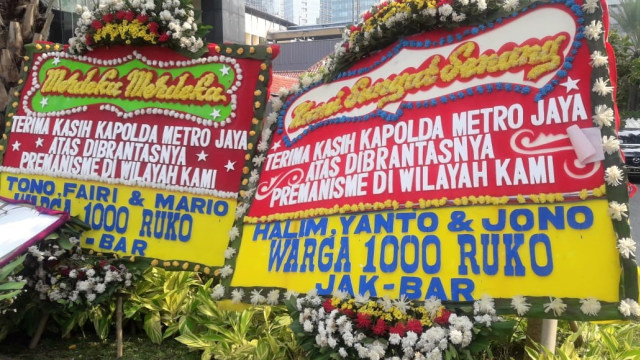 Warga ruko 1000 Jakbar kirim karangan bunga ke Kapolda Metro terkait Penangkapan Preman (03/09/2018). (Foto: Fadjar Hadi/kumparan)