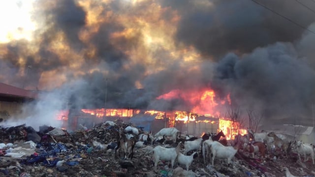 Pasar Gedebage Bandung terbakar (03/09/2018). (Foto: Dok. istimewa)