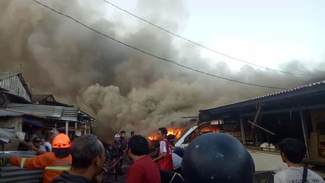 Pasar Gedebage Bandung terbakar (03/09/2018). (Foto: Dok. istimewa)