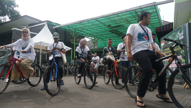 Menaiki sepeda bersama untuk menyusuri Allianz Ecopark (Foto: Irfan Adi Saputra/kumparan)