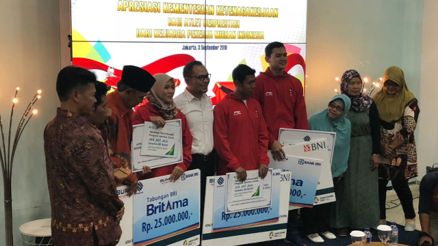 Menaker Hanif Dhakiri menyerahkan tambahan bonus dari Bank BRI kepada 3 Atlet peraih medali di Asian Games yang merupakan anak pekerja migran Indonesia (PMI), masing-masing Rp 25 juta. (Foto: Dok. BRI)