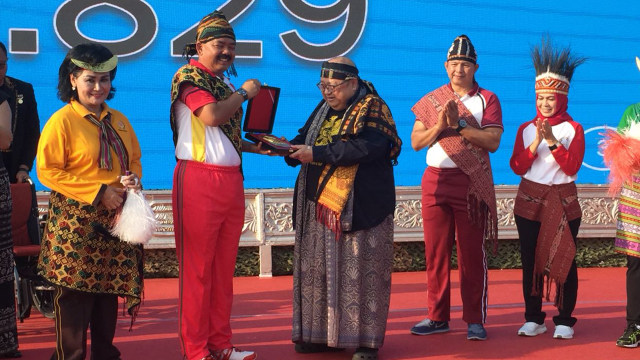 Panglima berikan penghargaan untuk Jaya Suprana (Foto: Reki Febrian/kumparan)