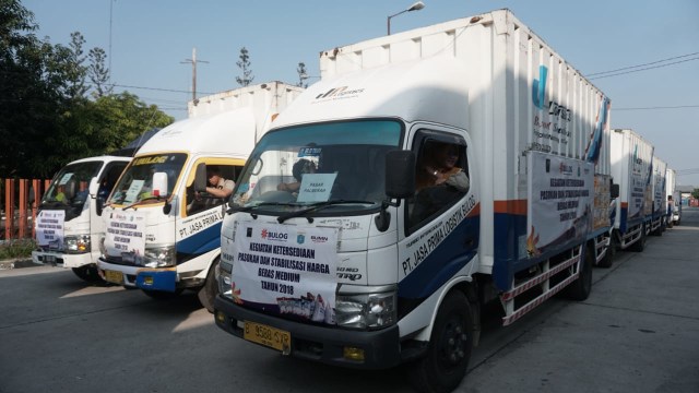 Truk berisi sembako yang akan diberangkatkan menuju pasar di Jakarta. Foto: Jamal Ramadhan/kumparan