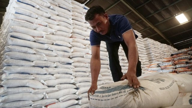 Petugas mengecek susunan beras di gedung beras Bulog, Jakarta, Selasa (4/9/2018) (Foto: Jamal Ramadhan/kumparan)