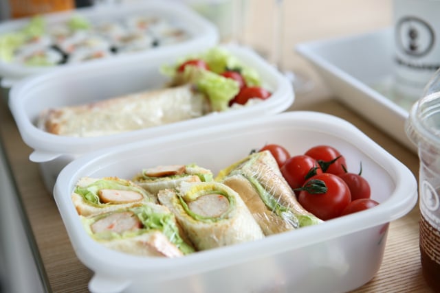 Persiapkan bekal untuk makan siang di kantor untuk mengurangi pengeluaran saat melakukan detoks keuangan (Foto: Pixabay)
