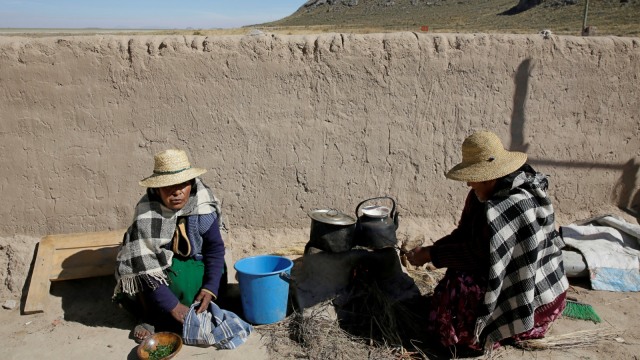 Kekeringan akibat perubahan iklim di Danau Poopo, Departemen Oruro, Bolivia. (Foto: Reuters/David Mercado)