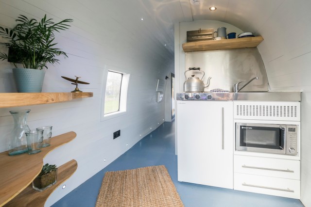 Dapur Mini di Helicopter Glamping (Foto: www.helicopterglamping.com)