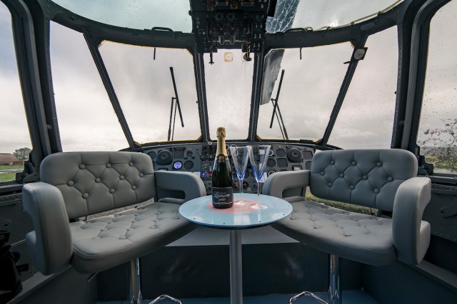 Bagian Cockpit Di Helicopter Glamping (Foto: www.helicopterglamping.com)