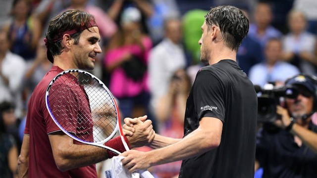 Roger Federer dan John Millman di AS Terbuka 2018. (Foto: Danielle Parhizkaran-USA TODAY SPORTS via Reuters)