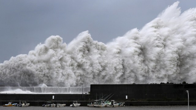 Gelombang tinggi yang dipicu oleh Topan Jebi terlihat di pelabuhan perikanan di Aki, Prefektur Kochi, Jepang barat, Selasa (4/9/2018). (Foto: Mandatory credit Kyodo/via Reuters)