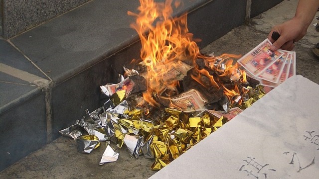 Pembakaran Hell Money dan Yuanbao pada Hungry Ghost Festival (Foto: Wikimedia Commons)