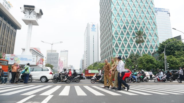 Gubernur DKI Jakarta, Anies Baswedan menyebrang di pelican crossing yang berada di sekitar kawasan Halte Bank Indonesia, Jalan MH Thamrin, Jakarta, Selasa (4/9). (Foto: Jamal Ramadhan/kumparan)