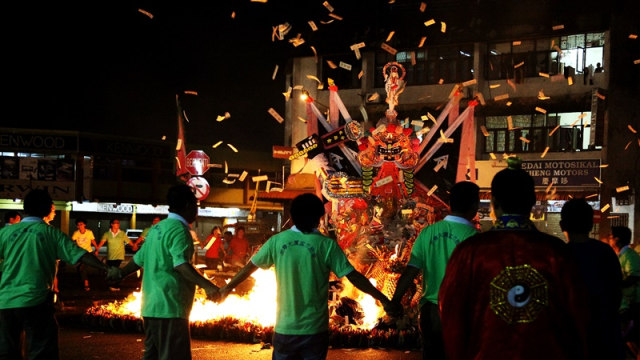Prosesi bakar persembahan Hungry Ghost Festival (Foto: Flickr/Sowhuan)