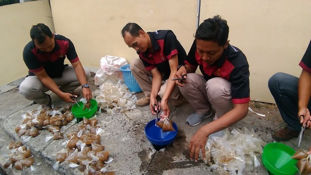 Jajaran Polda DIY memusnahkan 1.150 plastik minuman beralkohol (minol) oplosan atau yang biasa disebut langsung pening disingkat lapen, di Mapolda DIY, Yogyakarta, Selasa (04/09/2018). (Foto: Arfiansyah Panji Purnandaru /kumparan)