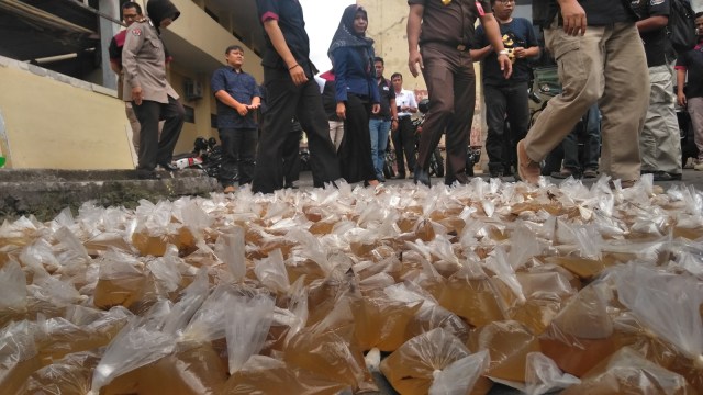 Lapen, minuman oplosan asal Yogyakarta dimusnahkan di Mapolda DIY, Selasa (4/9). (Foto: Arfiansyah Panji Purnandaru/kumparan)