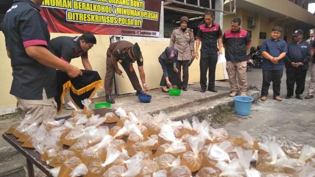 Pemusnahan lapen, minuman oplosan asal Yogyakarta dimusnahkan di Mapolda DIY, Selasa (4/9). (Foto: Arfiansyah Panji Purnandaru/kumparan)