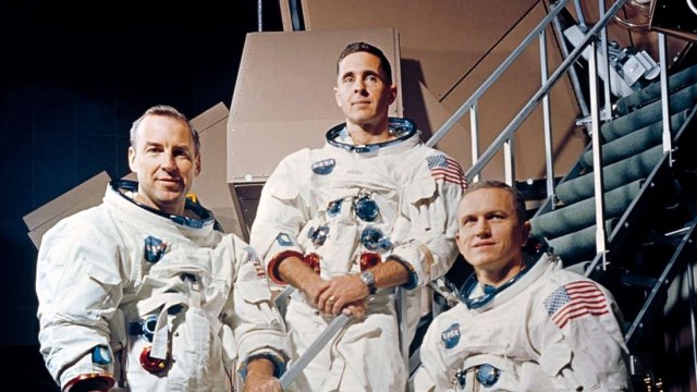 Astronaut misi Apollo 8.  James Lovell (kiri), William Bill Anders (tengah), dan Frank Borman (kanan). (Foto: NASA)