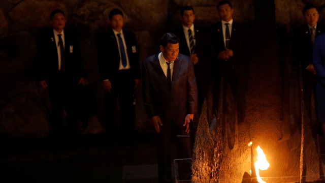 Presiden Filipina Rodrigo Duterte menghadiri upacara memperingati enam juta orang Yahudi yang dibunuh oleh Nazi, di Hall of Remembrance di Yad Vashem World Holocaust Remembrance Centre di Yerusalem. (Foto: Reuters/Ronen Zvulun)