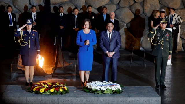 Presiden Filipina Rodrigo Duterte menghadiri upacara memperingati enam juta orang Yahudi yang dibunuh oleh Nazi, di Hall of Remembrance di Yad Vashem World Holocaust Remembrance Centre di Yerusalem. (Foto: Reuters/Ronen Zvulun)