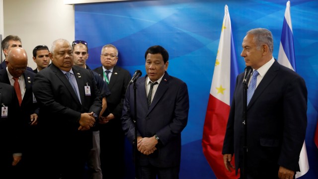 Perdana Menteri Israel Benjamin Netanyahu (kanan) bersama Presiden Filipina Rodrigo Duterte (kiri) di Yerusalem. (Foto: Reuters/Ronen Zvulun / Pool)