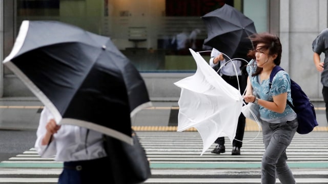 Angin kencang dan hujan yang disebabkan oleh Topan Jebi, di Tokyo, Jepang. (Foto: Reuters/Toru Hanai)