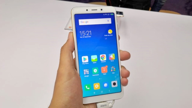 Smartphone Xiaomi Redmi 6. (Foto: Bianda Ludwianto/kumparan)