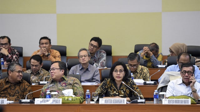 Menteri Keuangan Sri Mulyani (kedua kanan), Menkumham Yasonna H. Laoly (kanan), Menteri PPN/Kepala Bappenas Bambang Brodjonegoro (kedua kiri) dan Gubernur Bank Indonesia Perry Warjiyo (kiri) mengikuti rapat kerja dengan Badan Anggaran DPR di Komplek Parlemen, Jakarta, Selasa (4/9/2018). (Foto: ANTARA FOTO/Hafidz Mubarak A)