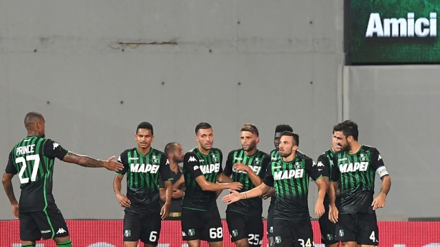 Para pemain Sassuolo mencetak gol ke gawang Inter Milan. (Foto: Vincenzo Pinto/AFP)
