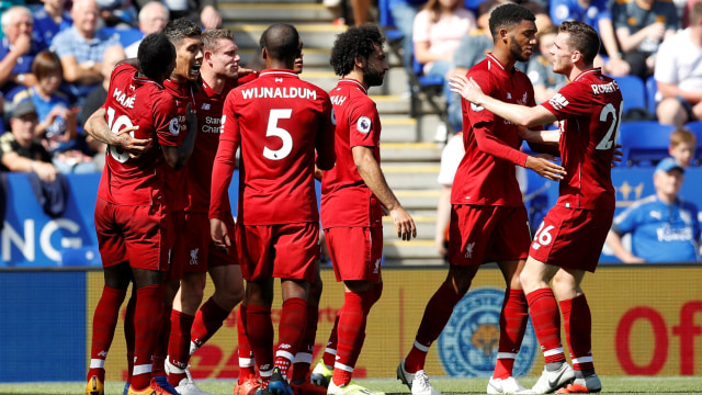 Andrew Robertson ikut merayakan gol Roberto Firmino ke gawang Leicester City. (Foto: REUTERS/Darren Staples)