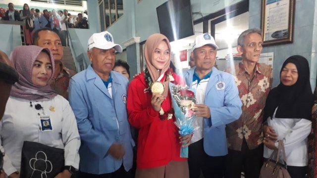 Srikandi Silat Nasional peraih emas Asian Games 2018, Sarah Tria Monita di STIE Urip Sumoharjo, Surabaya, Selasa (4/9). (Foto: Phaksy Sukowati/kumparan)