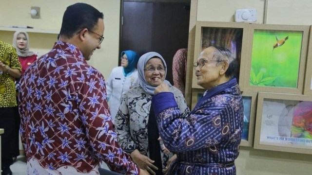 Anies Bersama Ibunda Jenguk Habibie: Terlihat Lebih Segar | Kumparan.com