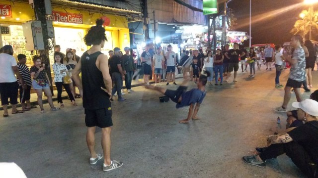 Menengok Kehidupan Malam di Bangla Street, Phuket (21)